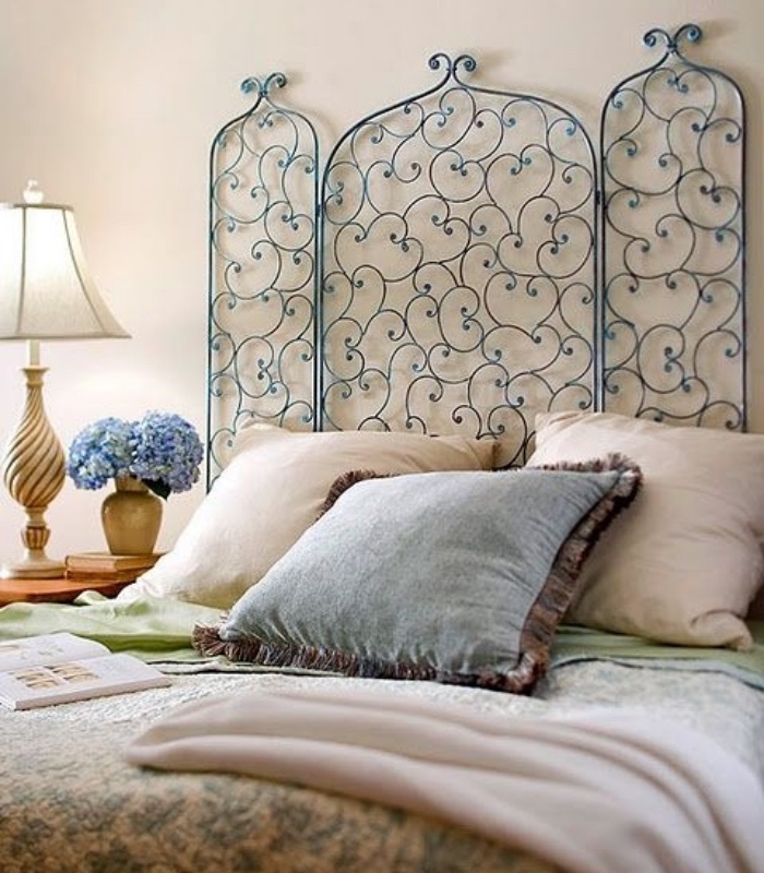 tete de lit a faire soi meme en grille cheminée bleue élégante, linge de lit blanc et bleu, idée de chambre a coucher style oriental