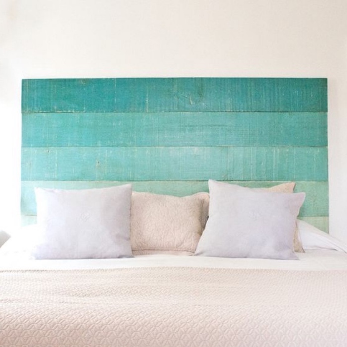 tete de lit en palette, effet ombré bleu vert, linge de lit blanc et beige, deco borde de mer diy dans une chambre a coucher adulte
