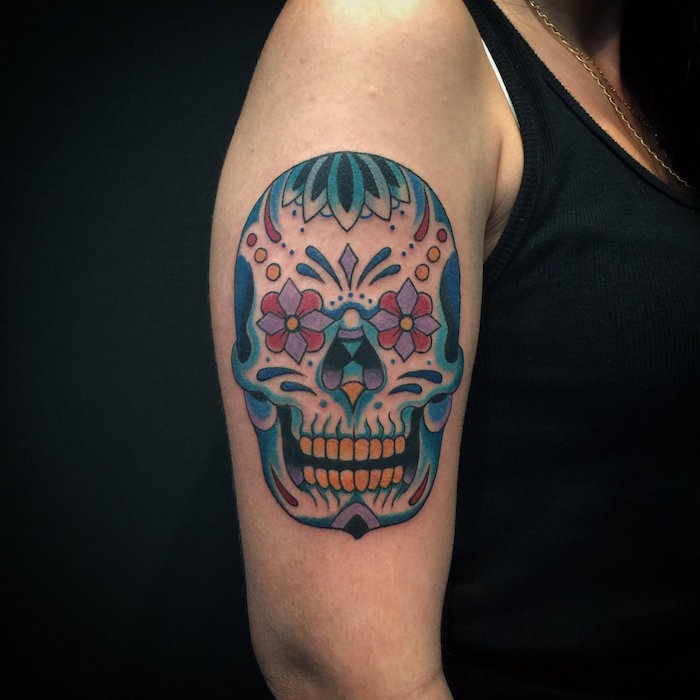 tatouage tete de mort mexicaine sur bras femme fete mexique