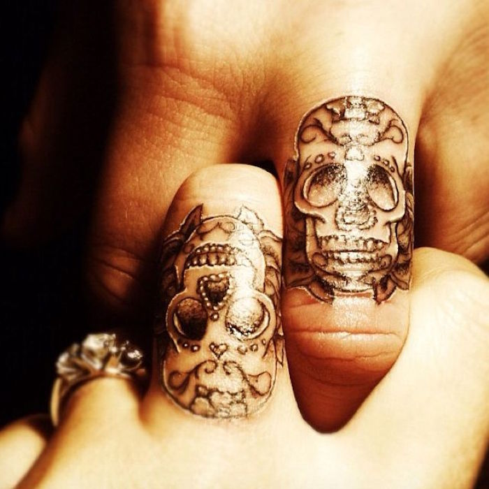 tatouage doigt tete de mort mexique mini crane