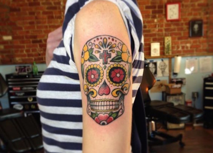 têtes de mort mexicaines tatouage bras femme calavera