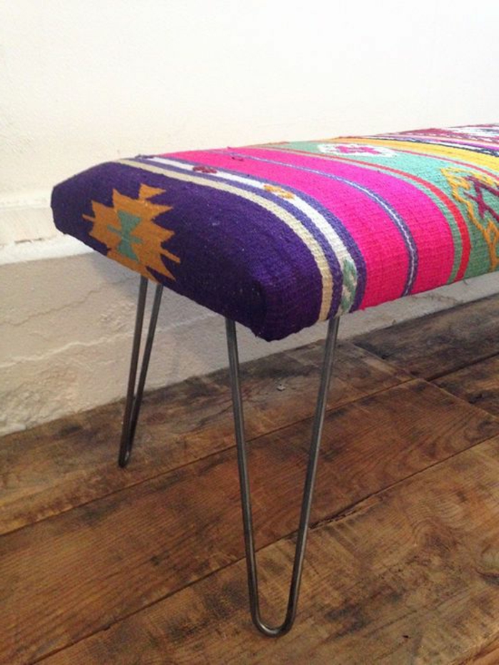 tissu ethnique, banquette colorée aux imprimés aztèques, couleurs radiantes