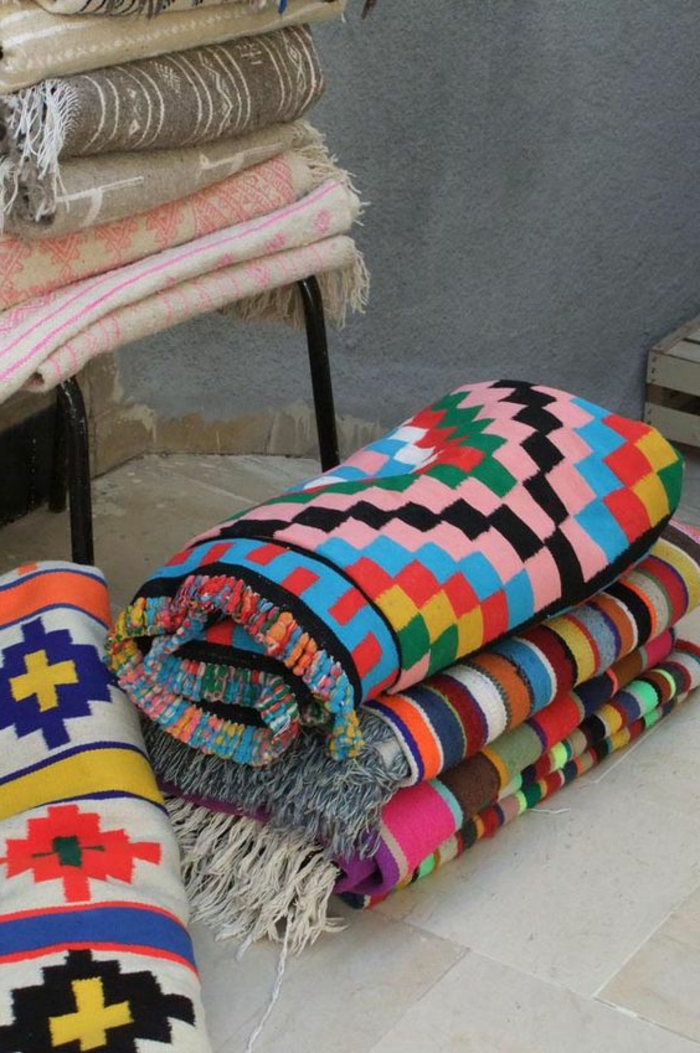 tissu ethnique, plaids avec franges et à motifs aztèques, plaids et couvertures pastels