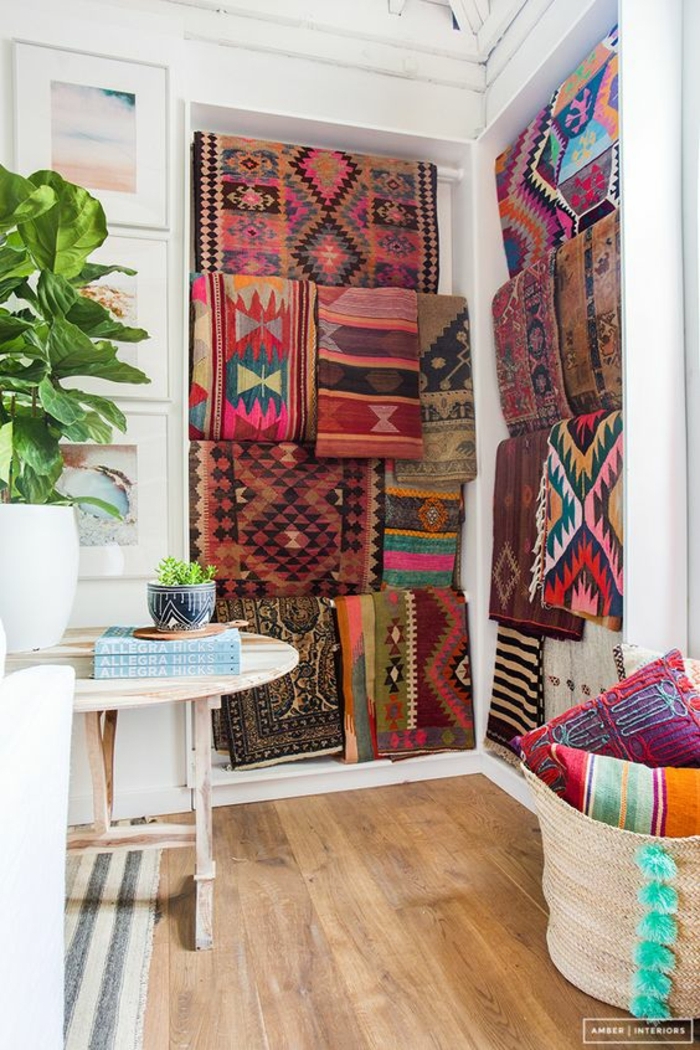 tissus ethniques, tapis multicolores à prints ethniques, panier en paille avec coussins