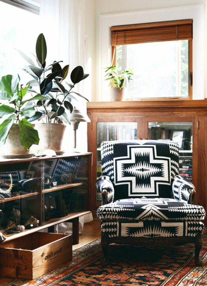 fauteuil décoré de tissu ethnique, buffet en bois avec vitrine, étagère vitrée et plantes vertes