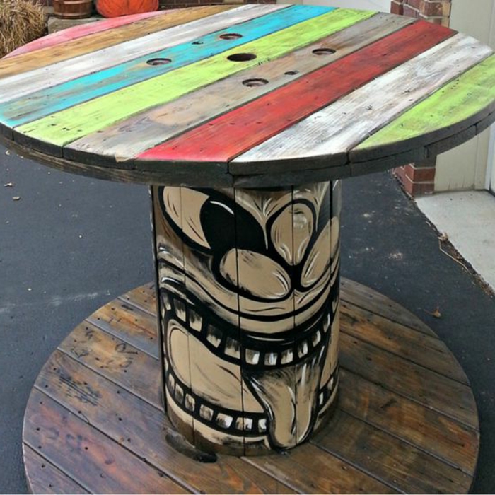 touret deco, table plateau, repeinte de rayures de couleurs diverses, un dessin graffiti, deco exterieur interessante