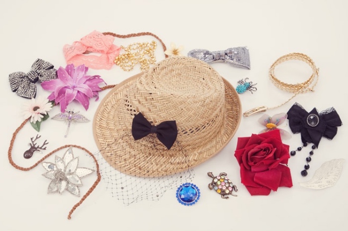 activie manuelle pour adultes, personnaliser un chapeau de paille, fleurs en tissu, rubans, bijoux, accessoires