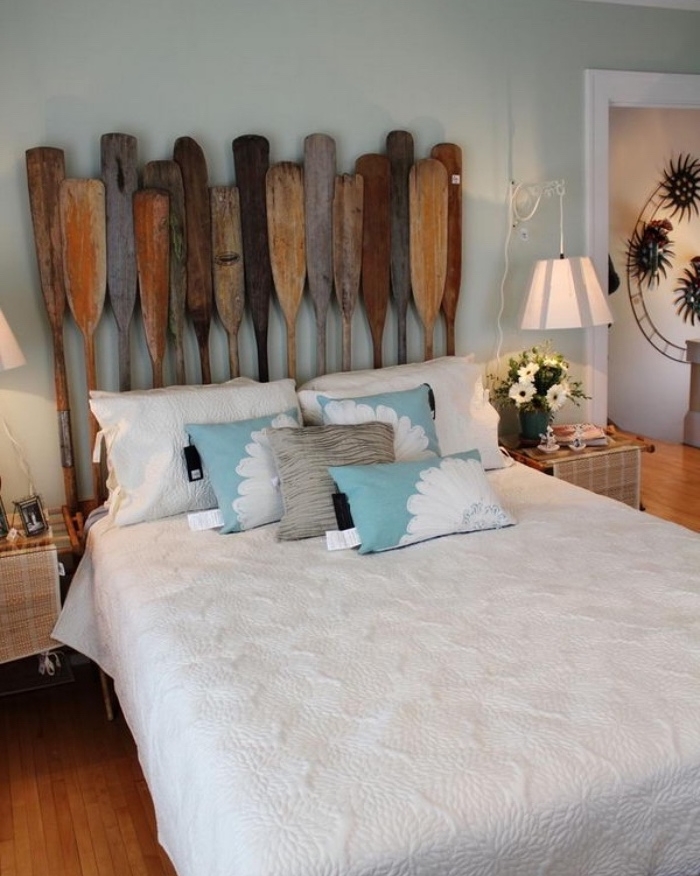 faire une tete de lit en avirons bois brut usé, rangés derrière le lit, linge de lit blanc, coussins blanc, gris et bleu, diy deco chambre intéressante