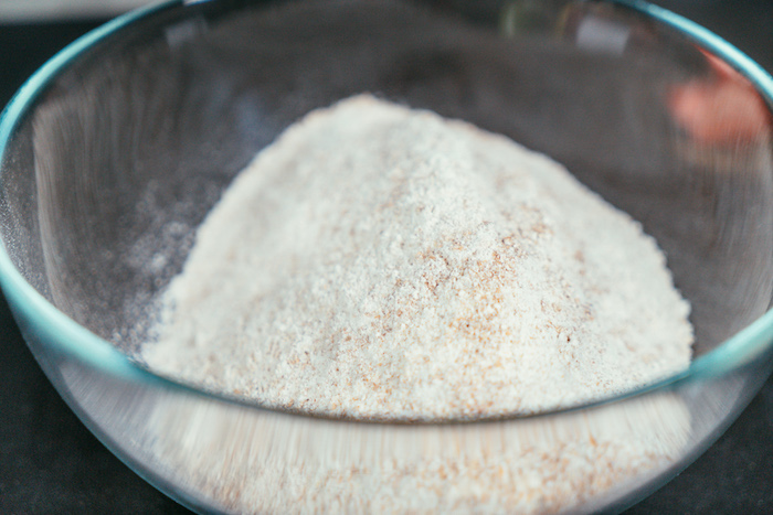verser la farine dans un bol et ajouter un peu de sel, premier etape pour faire une tarte aux pommes facile sans gluten
