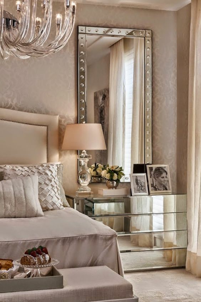 chambre complete adulte glam de luxe surfaces à miroirs coussins aux tissus irisés