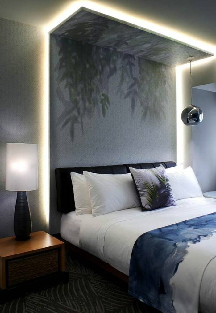 deco chambre adulte avec luminaire boule métallique suspendue au dessus du lit couleurs grisatres et bleuatres