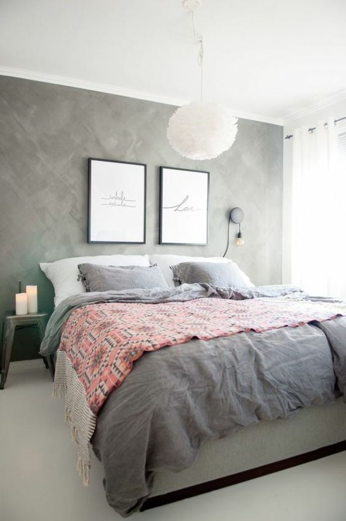 couleur gris perle chambre a coucher mur avec deux tableaux aux cadres noirs