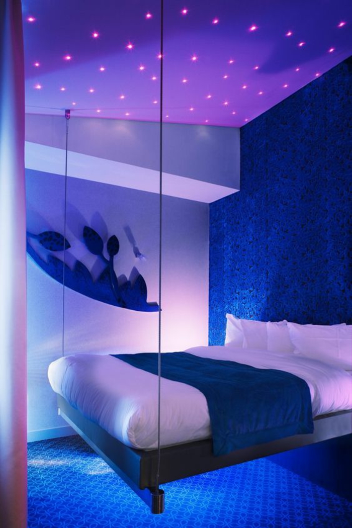 décoration chambre adulte thème ciel étoilé lit suspendu avec des cordes
