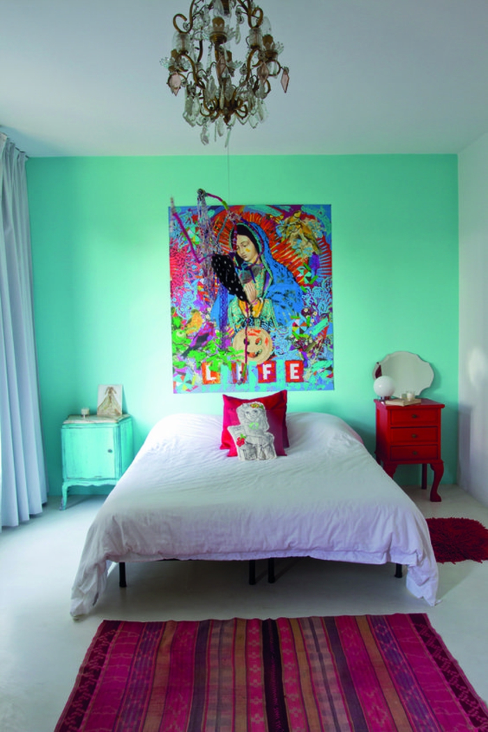 couleur fushia chambre parentale pop art avce grand lustre en crystal et un mur colore en couleur vert menthe