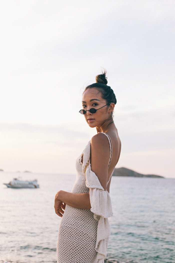 Femme bien habillée tenue classe pour femme ronde beauté Chriselle Lim robe crochet blanche pour l'été robe au bord de la mer