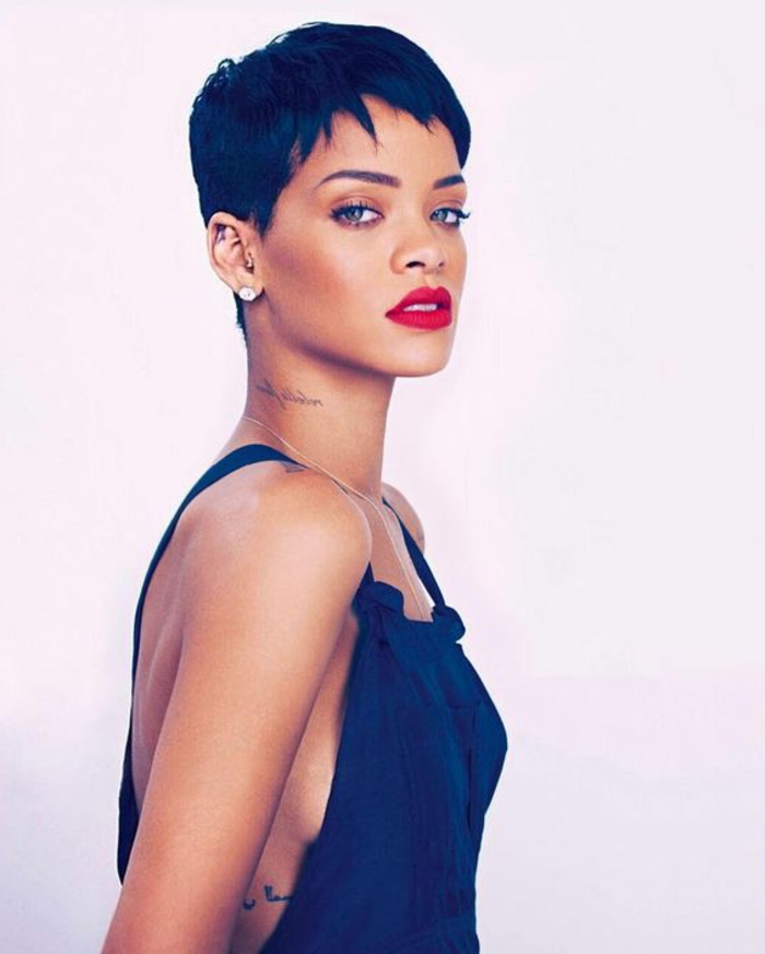 coupe courte femme, Rihanna, coupe garçonne, cheveux couleur noire, frange effilée, look de rock star