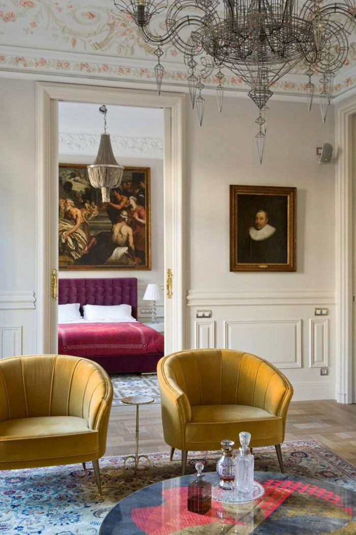 lit violet aubergine dans un appartement charmant, luminaire géant en style baroque