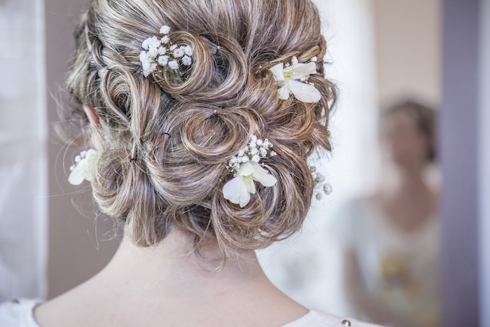 coiffure mariage cheveux long, couleur des cheveux châtain avec mèches, coiffure avec fleurs dans les cheveux