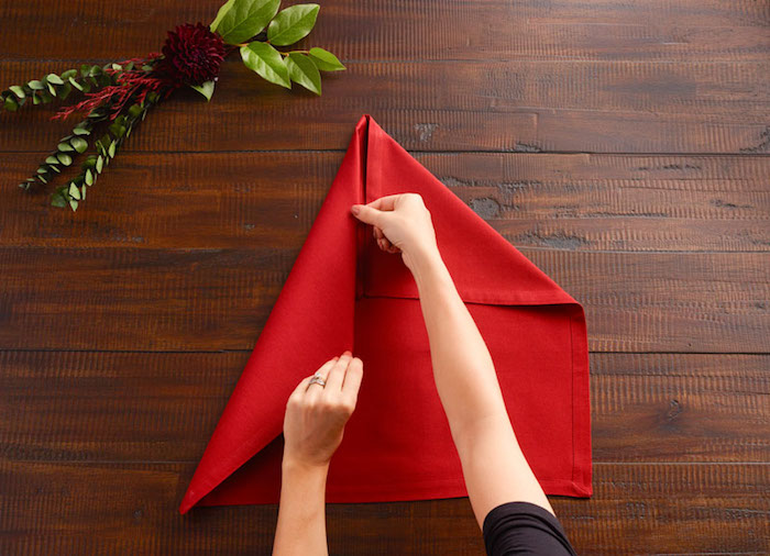 decoration de table, instructions pour maîtriser la technique origami, comment plier une serviette