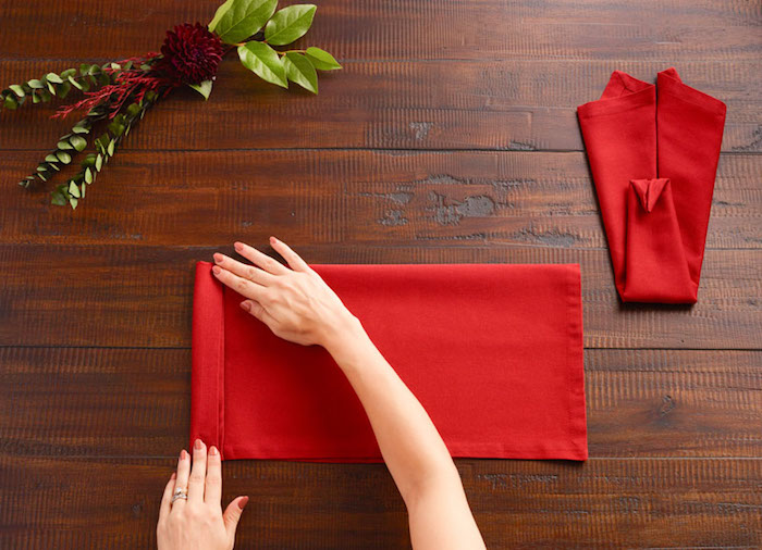 decoration de table, étapes avec angles de pliage, nappe de table rouge rectangulaire, origami avec serviette en tissu
