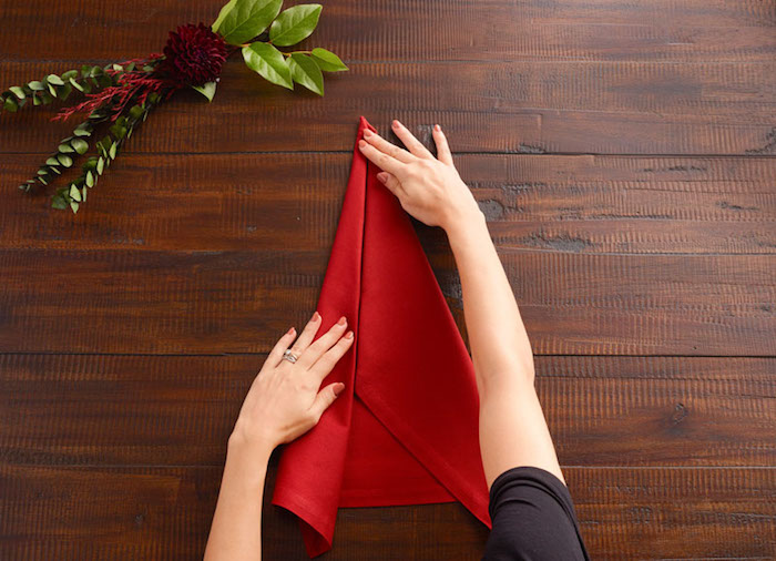  diy deco noel, pliage de serviette rouge en tissu, instructions pour maîtriser l'art origami