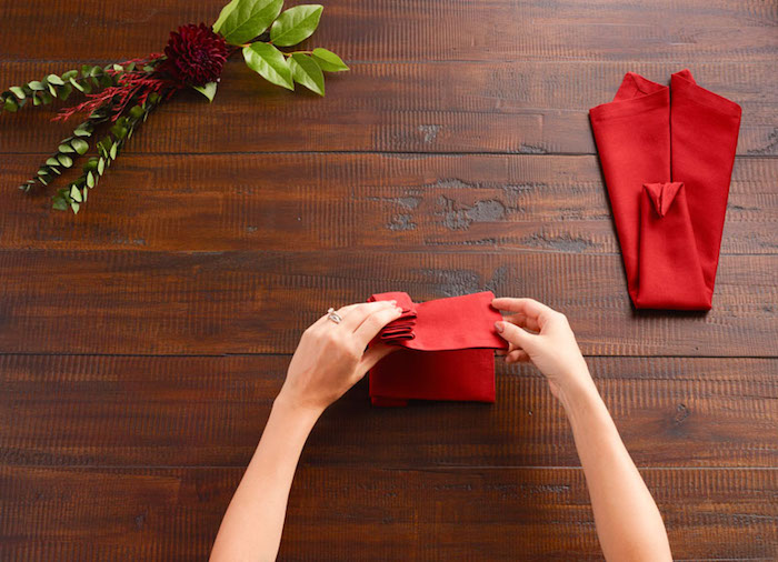 tuto pliage de serviette, origami facile pour décorer la table, nappe rouge en forme oiseau