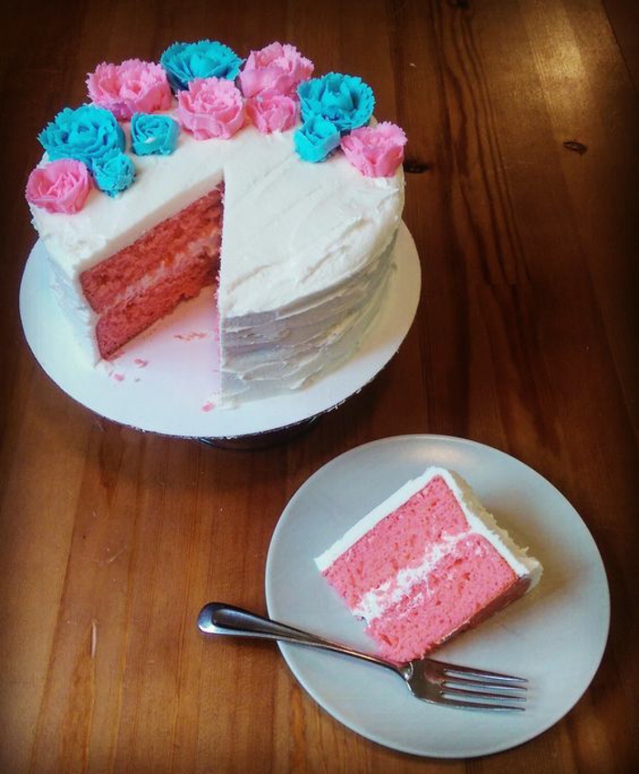 Un gâteau rose ou bleu couverte de fondant blanc pour comprendre le sexe du bébé avec surprise