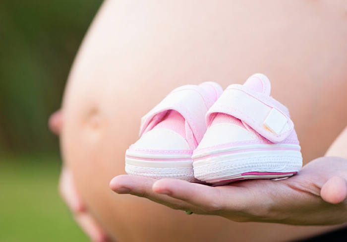 Photo qui annonce le sexe du bébé - annoncer que c'est une fille avec petits baskets roses