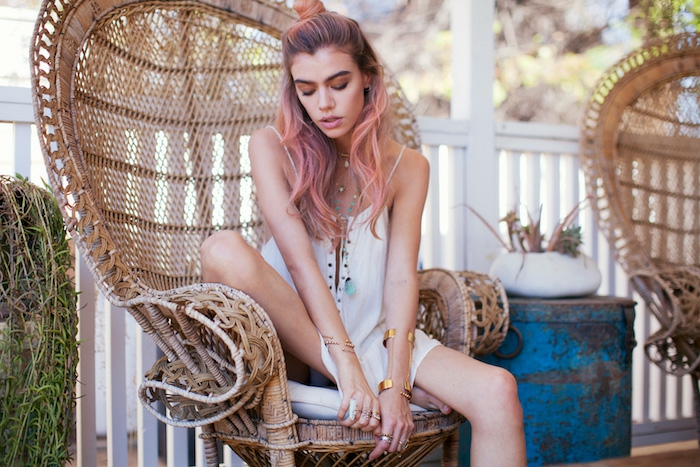 Cool hippie chic style hippie style definition robes hippie cheveux roses et violet balayage belle combishort blanc
