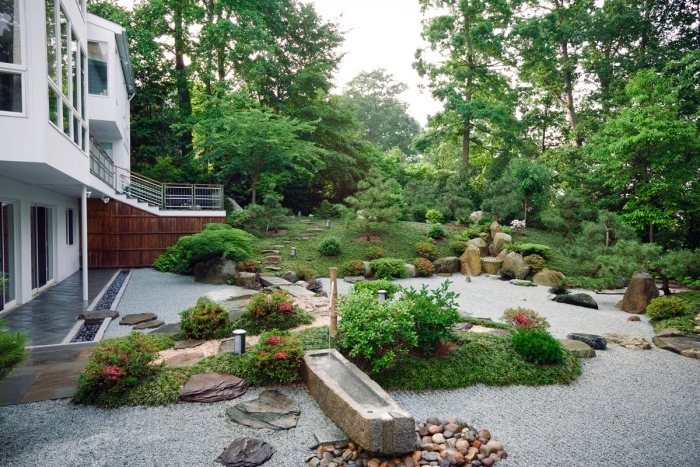 comment aménager un jardin zen japonais, gravier, pierres, végétation verte, arbres arbustes, plates couvrant sol, maison moderne