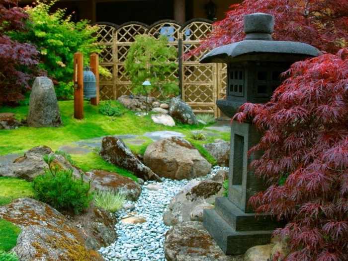 idée de génie jardin zen japonais, une lanterne en pierre, rivière de galets et rochers, pelouse verte et arbres bas