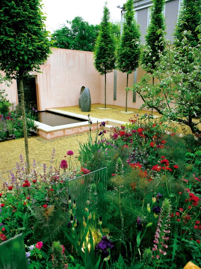 idee amernagement petit jardin a l exterieur avec parterre de fleurs, arbres à couronnes vertes, petit bassin d eau, arbustes