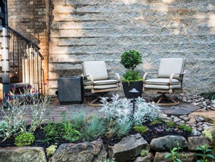 idee deco jardin a faire soi meme, un patio, chaises pivotantes, espace repos en plein air, pierres et rochers avec quelques arbustes, exemple de jardin sec