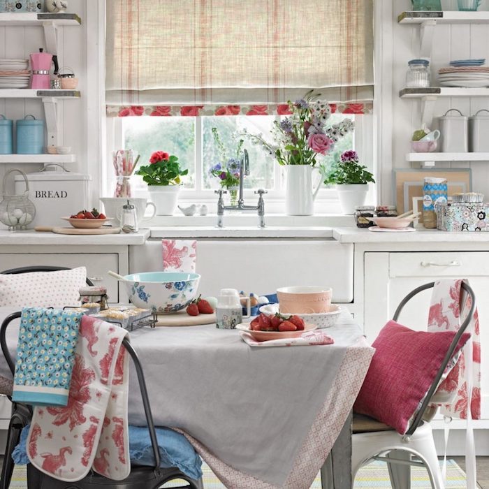 shabby chic cuisine, façade cuisine blanche, vaisselle blanche et en couleurs pastel, nappe campagne chic, chaises en metal, deco florale