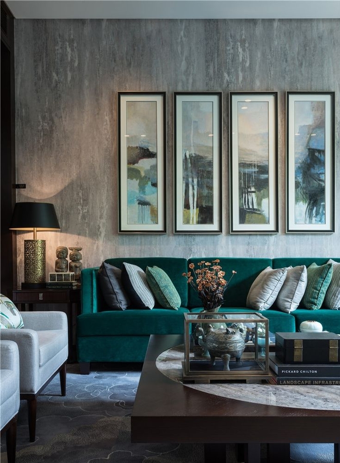 salon moderne aux nuances de gris et de vert canard, ambiance masculine qui oimbine les matières de luxe et les couleurs sombres