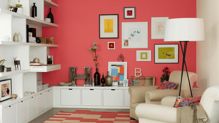 peinture mur salon rose corail couleur vive et meubles blancs