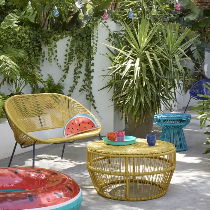idée pour aménager son jardin, salon de jardin tressé avec un canapé, table et tabouret, palmier dans un pot de fleur plantes grimpantes, motif pastque