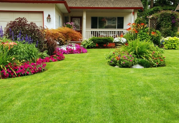 aménager son jardin, exemple d amenagement gazon vert, arbustes et parterres de fleurs, maison de campagne, jardin à la française
