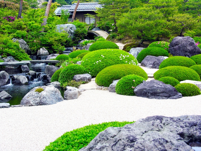 aménager son jardin zen japonais, chemins de gravier, arbustes et buis verts, cascade d eau avec un bassin, arbres japonais