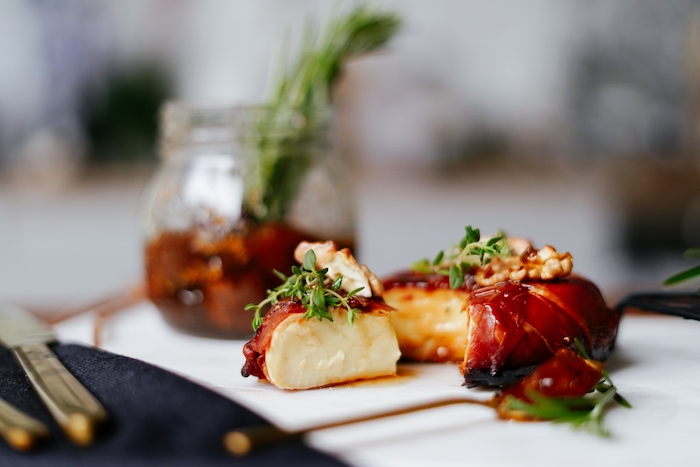 apéritif originale entrée à partager recette brie au four enrobé de prosciutto avec noix thym ail et confiture de figues