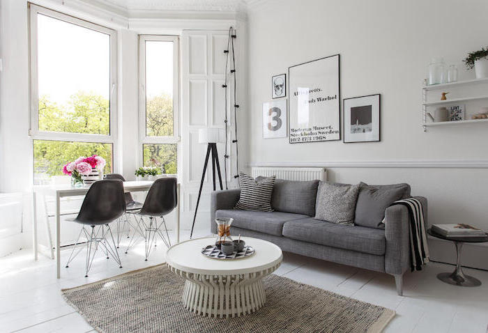 deco salon style scandinave, étagères en bois peintes en blanc, art prints avec cadres noirs, table basse en blanc