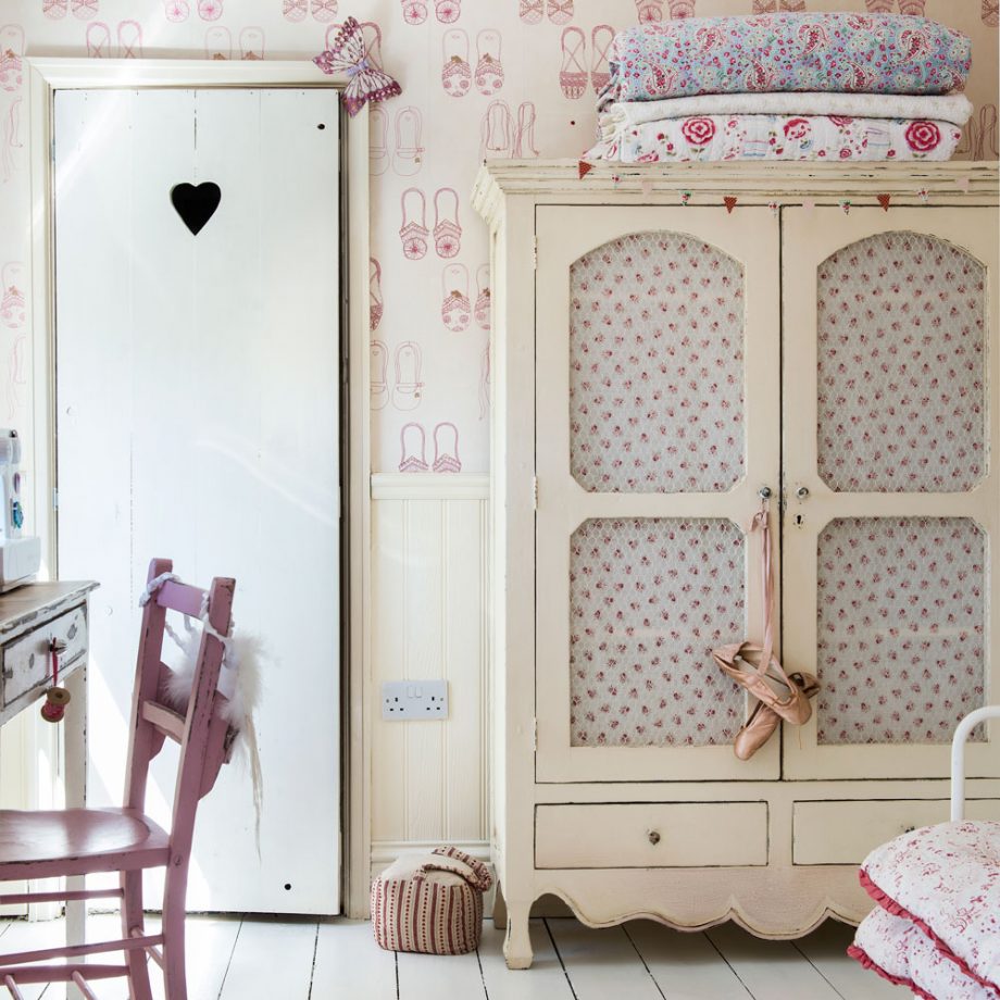 decoration chambre shabby chic avec armoire vintage patinée, lit en metal, bureau et chaise rose, papier peint imprimé intéressant, parquet blanchi