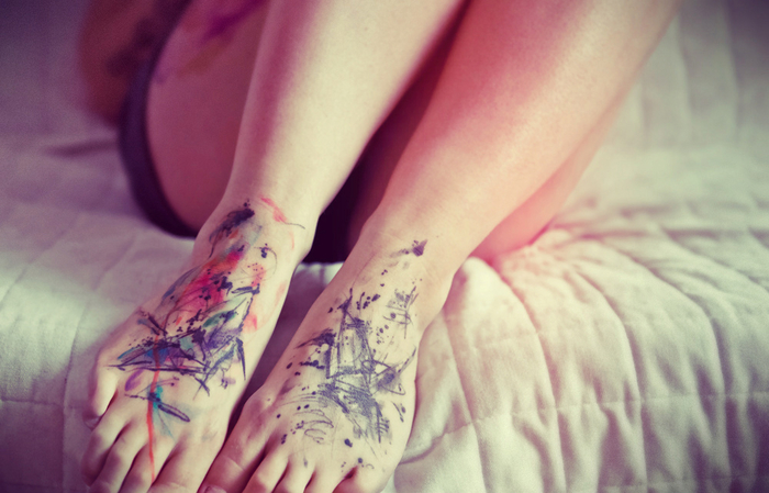 un tatouage aquarelle impressionnant à motif grue abstrait réalisé sur les deux pieds