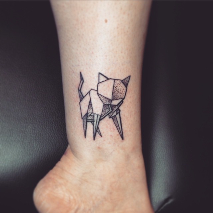 joli tatouage géométrique à motif chat réalisé en pointillé à la cheville