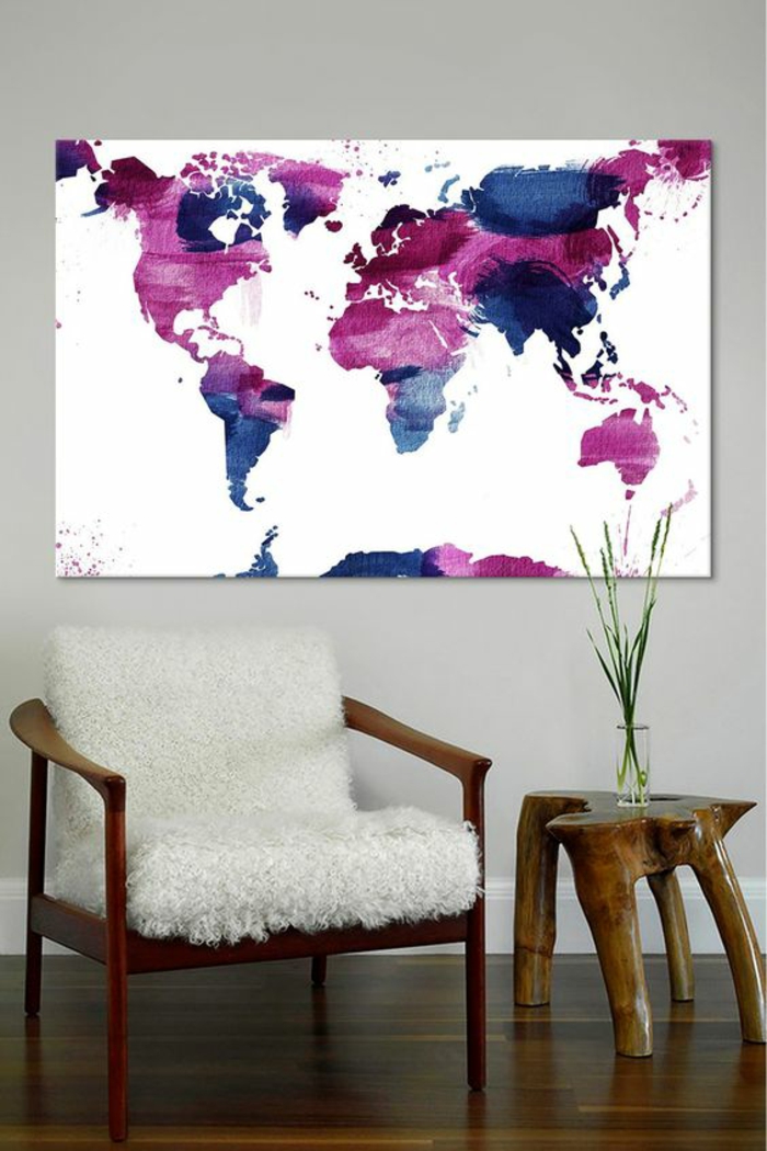 peinture gris perle sur le mur du salon avec un grand panneau décoratif avec la carte du géo du monde