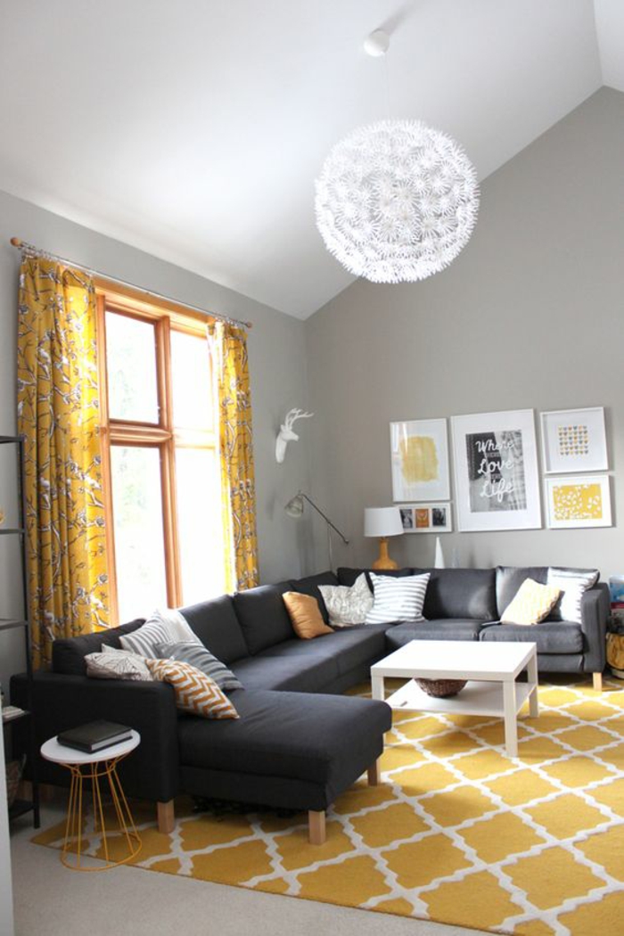 couleur gris perle associé à un tapis et des rideaux jaunes et une grande boule luminaire