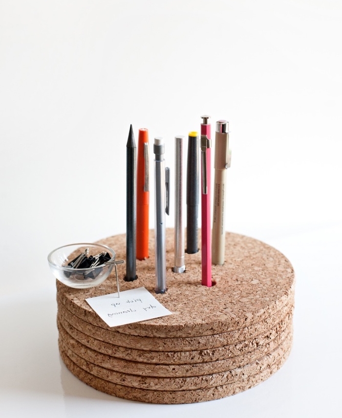 idée astuce rangement facile à fabriquer, pile de rondelles de liège, collées ensemble, pot a crayon, organisateur astucieux
