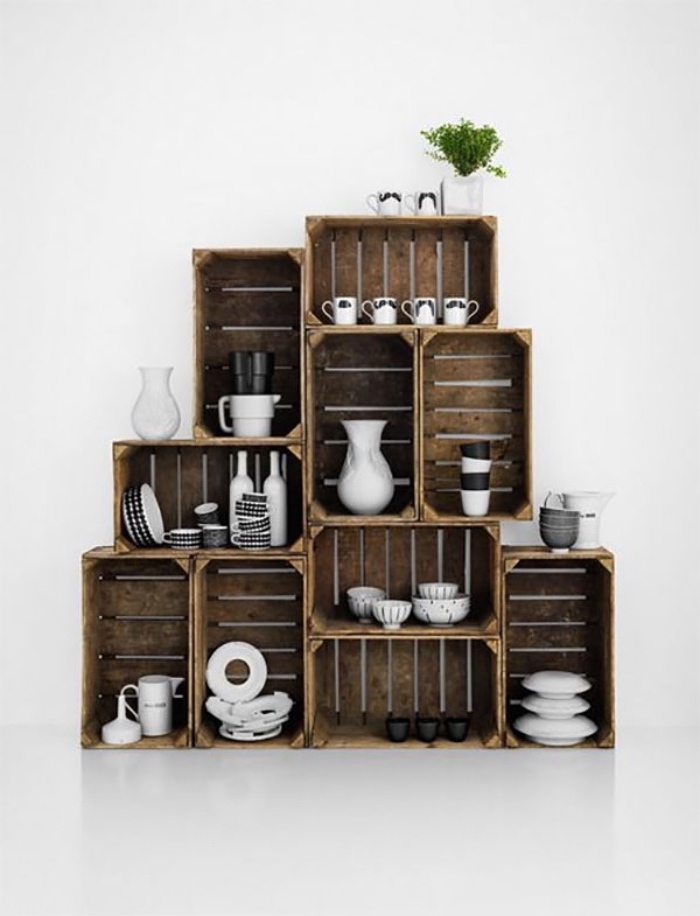 modèle astuce rangement cuisine, un vaisselier en caisses bois brut vintage, idée déco style rustique, campagne chic