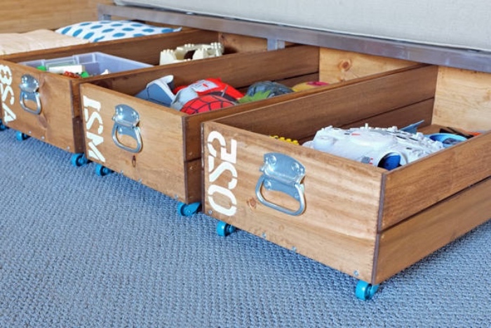 recyclage caisses en bois pour fabriquer un diy rangement à roulettes, organisateur vêtements, jouets vintage