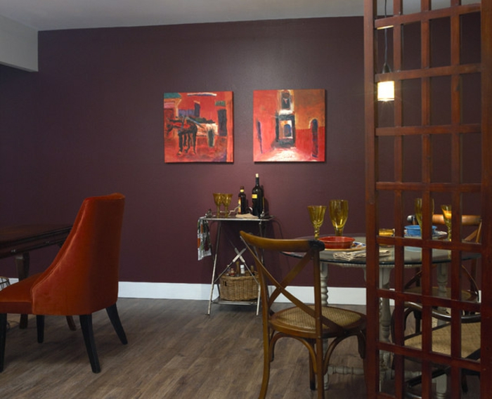 aubergine couleur, mur en couleur pourpre, chaises bistrot, table ronde, sol en planches